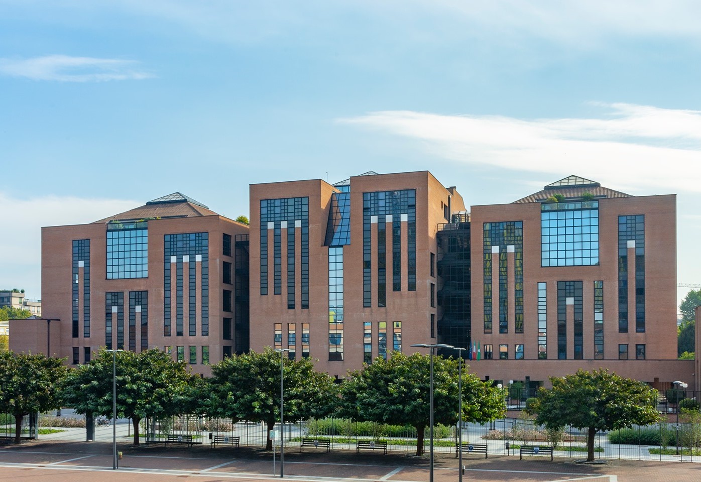 Macabro ritrovamento a Milano, ragazza morta in università con sciarpa legata alla porta