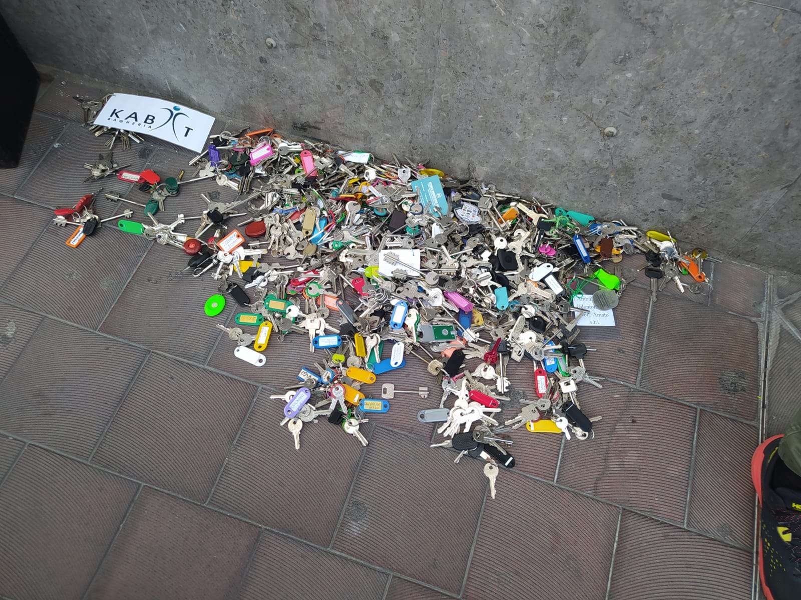 Il corteo e le chiavi gettate per terra, laboratori d’analisi in piazza: “Volo dimettiti al volo”