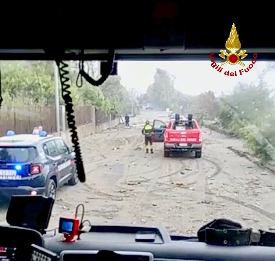 Dal vento incessante agli allagamenti, Sicilia “devastata” dal maltempo – FOTO
