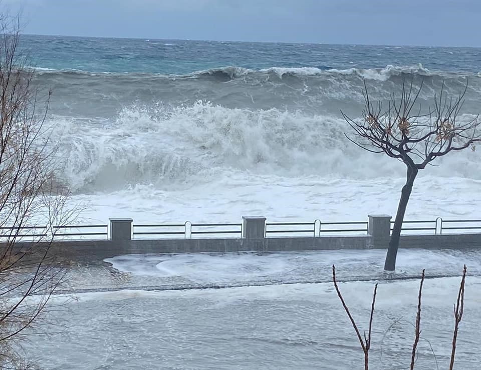 Sicilia travolta dal maltempo: neve, nubifragi, forte vento, scuole chiuse e voli cancellati