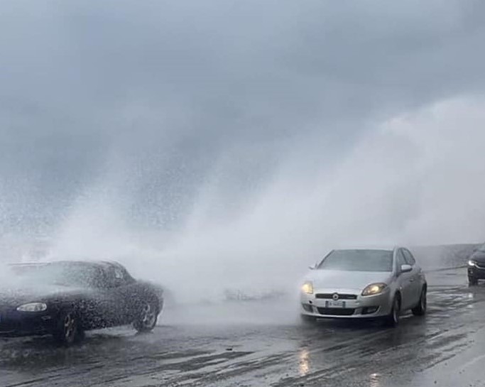 Sicilia travolta dal maltempo: neve, nubifragi, forte vento, scuole chiuse e voli cancellati