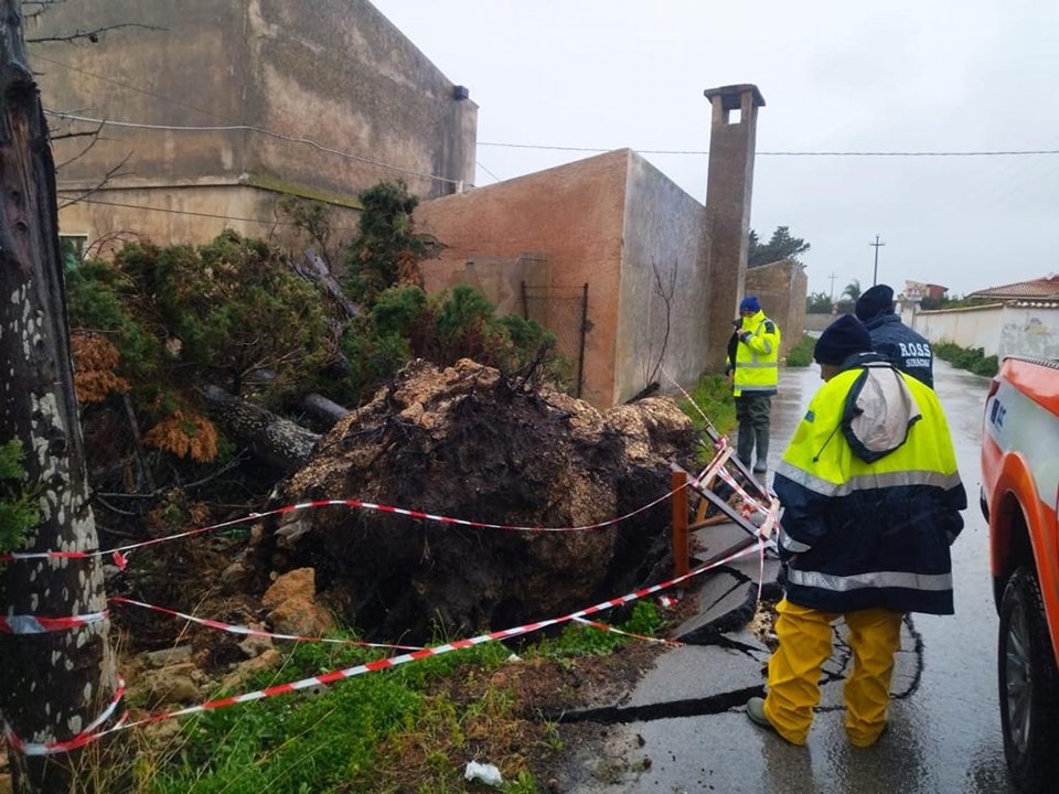 Sicilia travolta dal maltempo: neve, nubifragi, forte vento, scuole chiuse e voli cancellati
