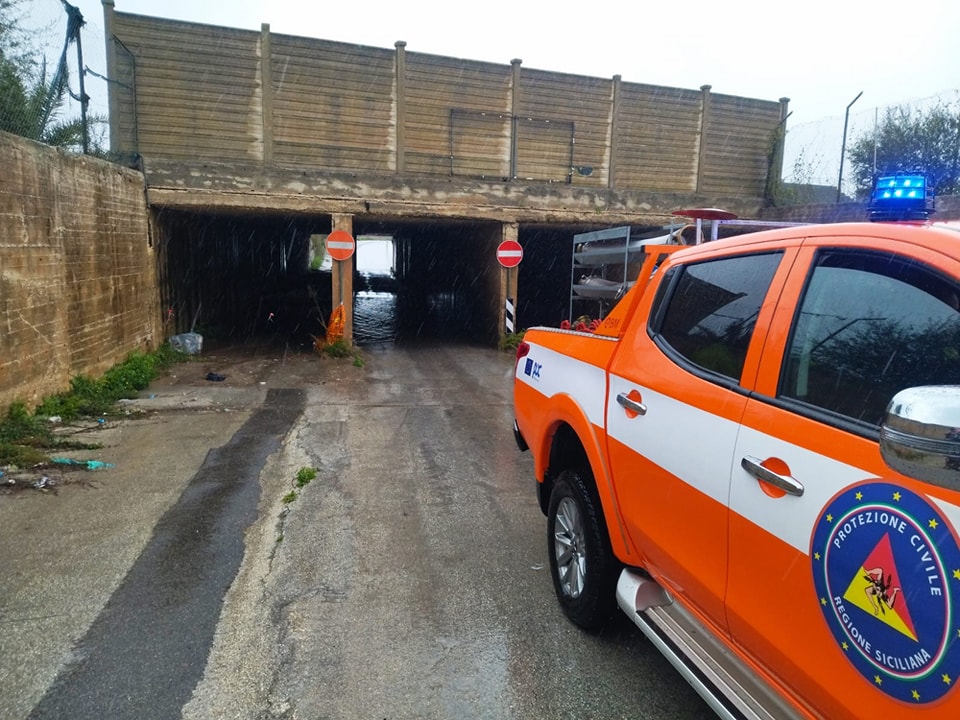 Sicilia travolta dal maltempo: neve, nubifragi, forte vento, scuole chiuse e voli cancellati