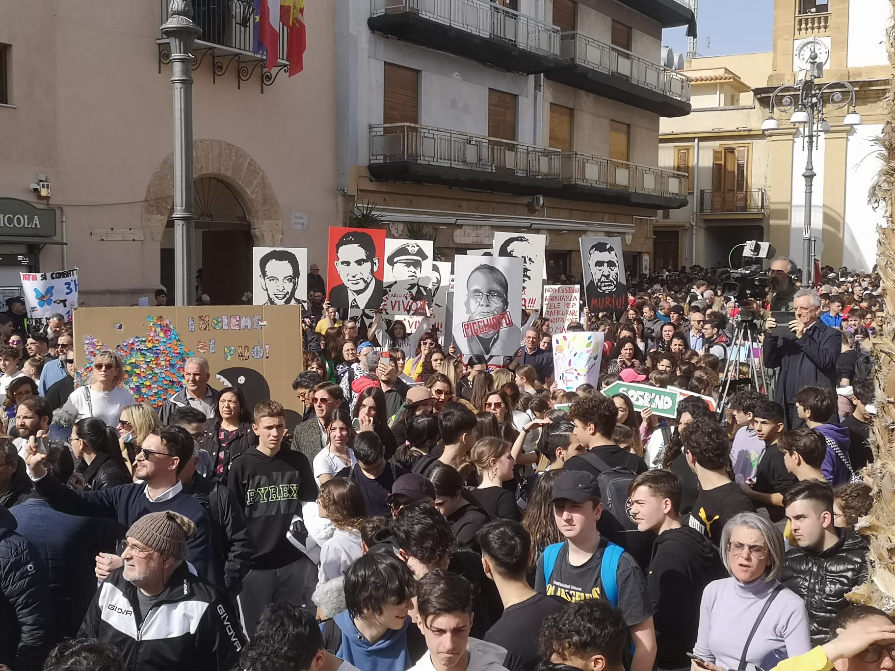 “Mio nonno, ucciso da Cosa nostra, mi insegnò il coraggio”: tanti siciliani in marcia contro la mafia