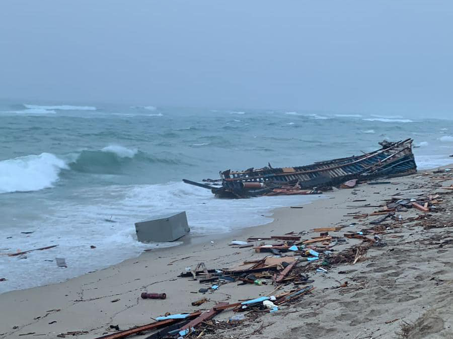 Un mare di lacrime per piangere i migranti morti
