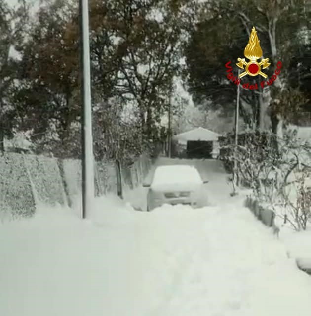 Sicilia travolta dal maltempo: neve, nubifragi, forte vento, scuole chiuse e voli cancellati