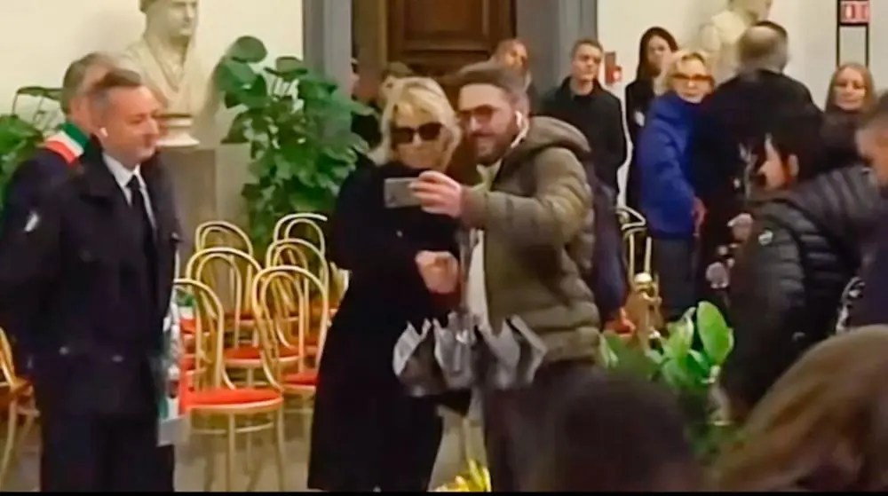 L’ultimo saluto a Maurizio Costanzo, rabbia e indignazione per i selfie con Maria De Filippi