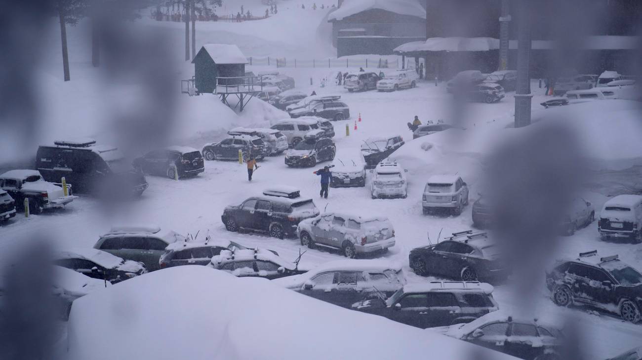 Tempesta di neve epocale in California: 120 mila persone senza luce
