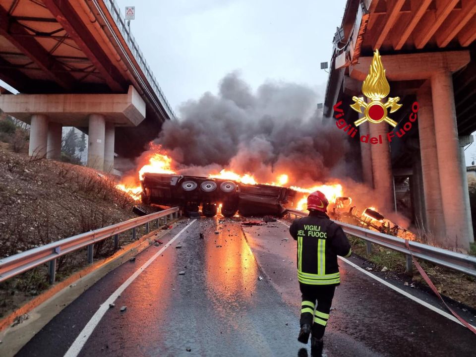 Firenze, camion precipita da viadotto A1 e prende fuoco: morto il conducente