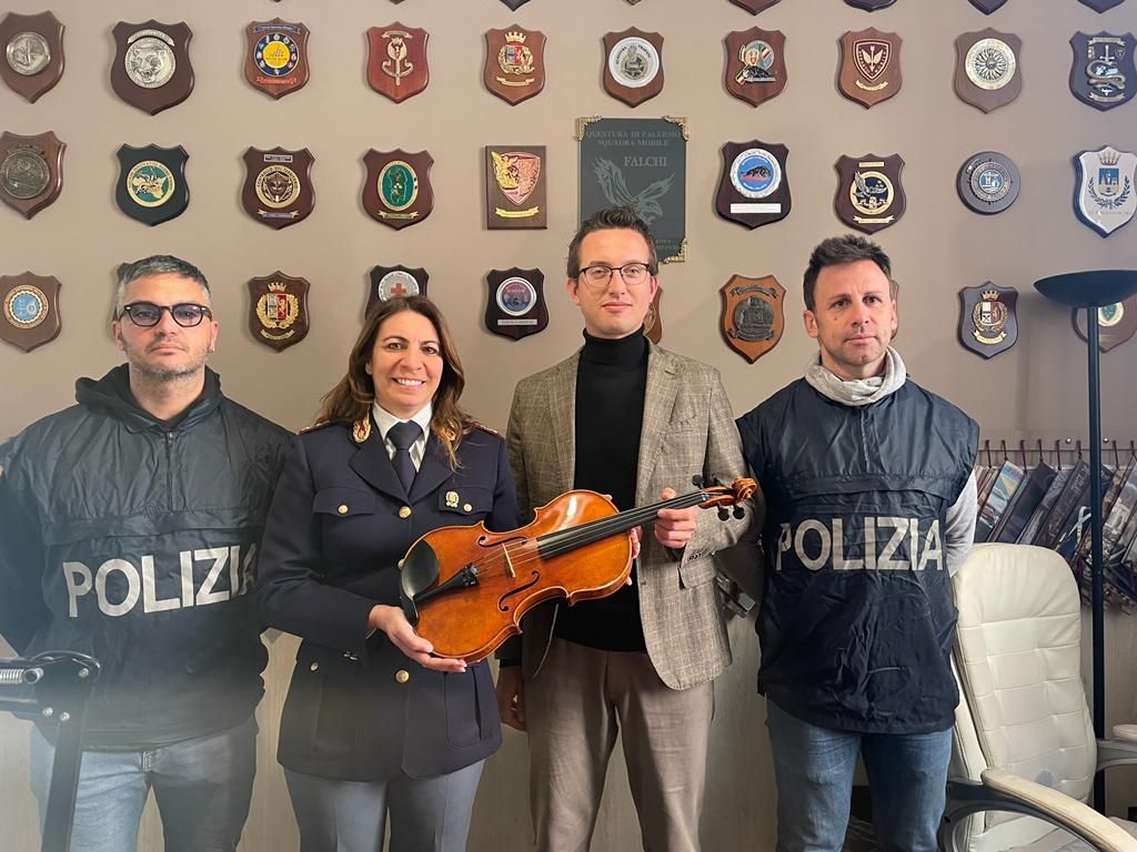 Viola rubata al Politeama, ritrovata dalla Polizia e restituita al proprietario