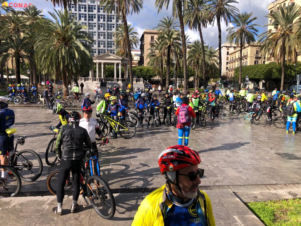 “Pedali contro la mafia”: in centinaia raggiungono la stele di Capaci