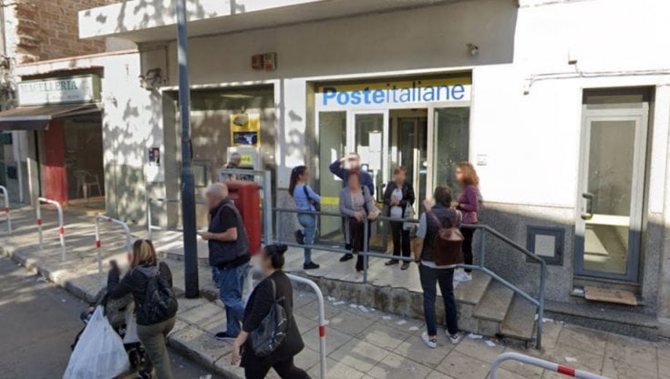 Paura all’ufficio postale di Boccadifalco: magro bottino per rapinatore armato di coltello
