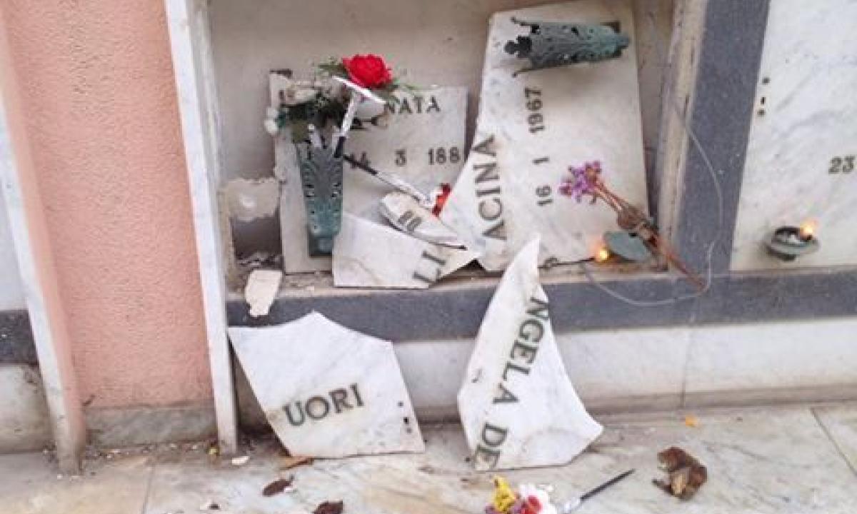 Vandalismo folle al cimitero: tombe violate e lapidi in mille pezzi