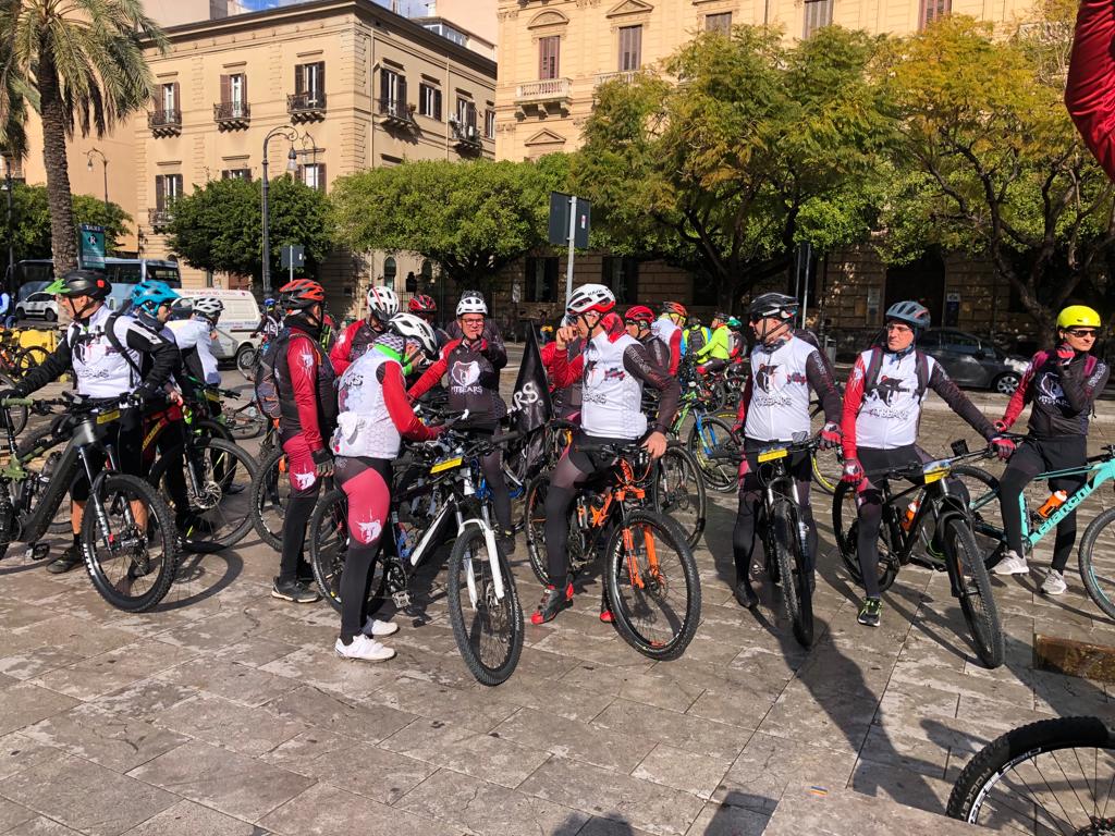 “Pedali contro la mafia”: in centinaia raggiungono la stele di Capaci