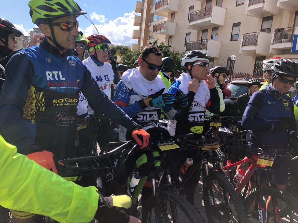 “Pedali contro la mafia”: in centinaia raggiungono la stele di Capaci