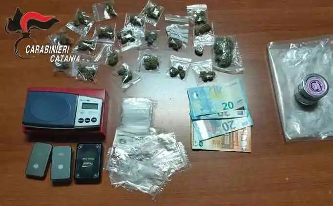 Acireale, cedeva la marijuana nei pressi di casa: arrestato baby pusher