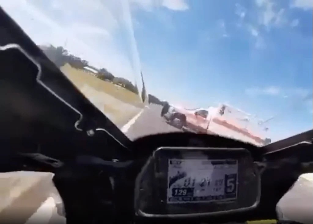 Motociclista sfreccia in gara, ma un’ambulanza spunta in pista: tragedia sfiorata – VIDEO