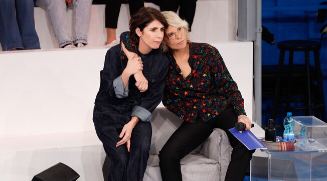 Maria De Filippi riparte con “Amici”: l’abbraccio con Giorgia