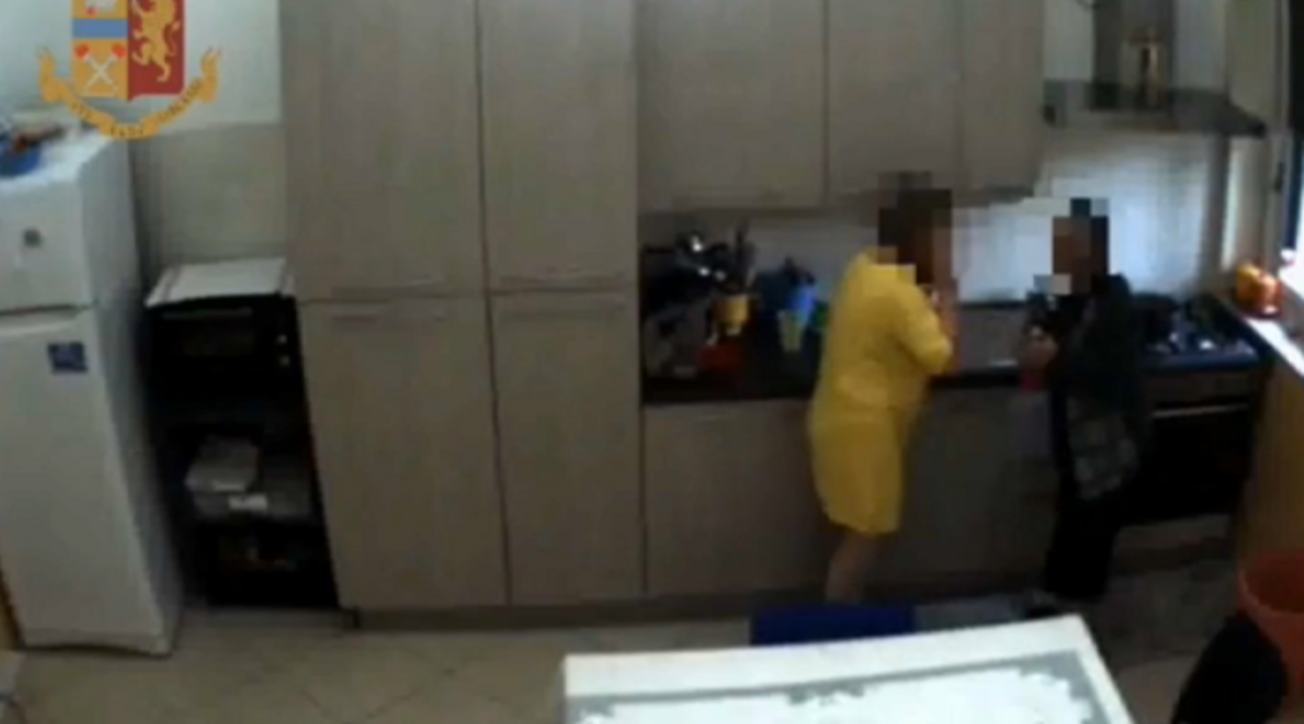 Pubblica sui social foto di anziani in casa di riposo: oss patteggia pena