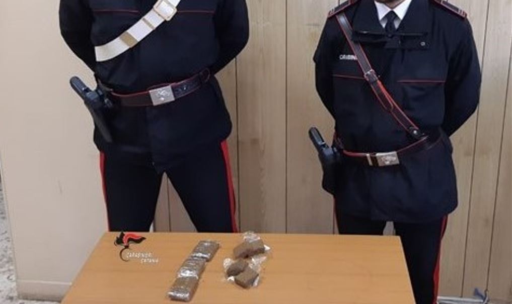 Sorpreso dai carabinieri, fugge e lancia la droga in aria