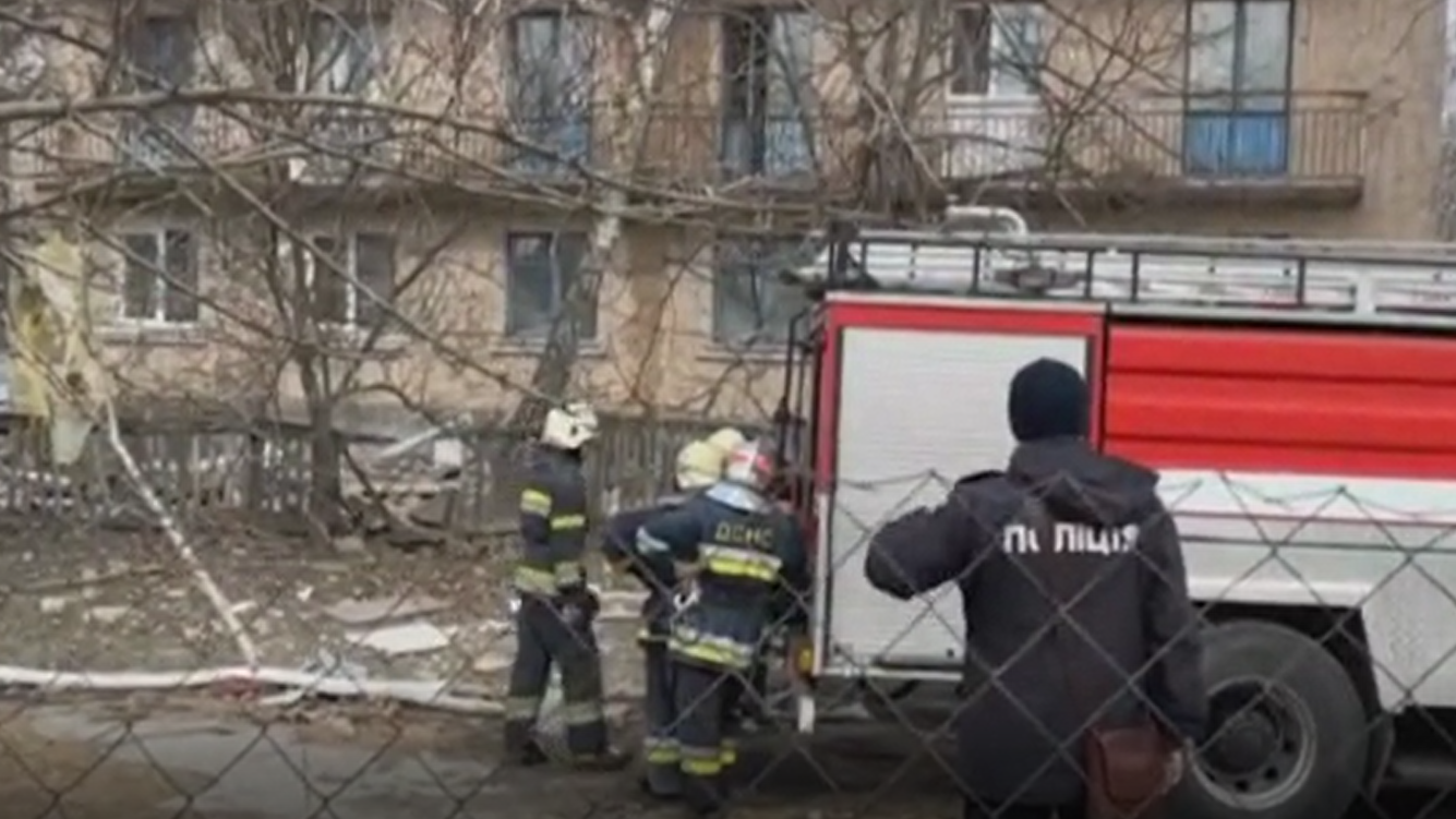 Edifici distrutti dopo un attacco di droni russi in regione Kiev: il video