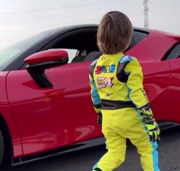Assurdo in Turchia, bimbo di tre anni alla guida di una Ferrari: il video