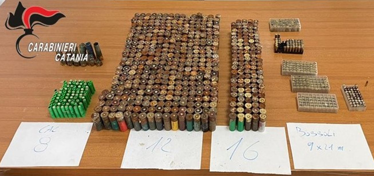 Possesso illegale di armi e bossoli ritrovati: sequestrate oltre 600 cartucce nel Catanese