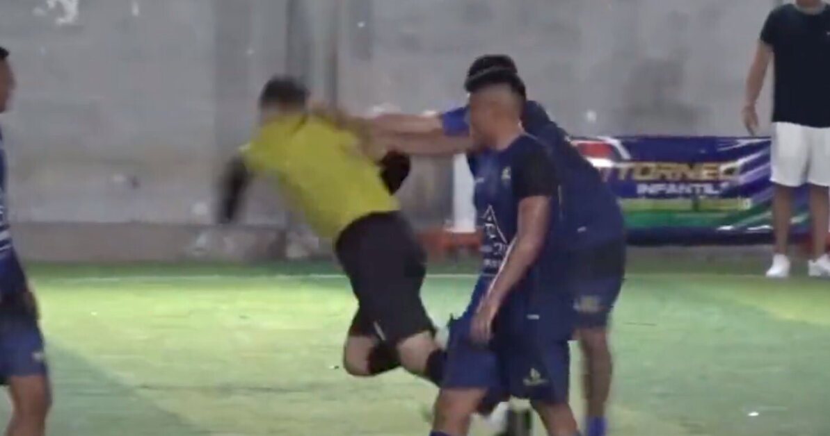 Byron Moreno, l’arbitro incubo degli italiani aggredito da calciatore in Ecuador – VIDEO