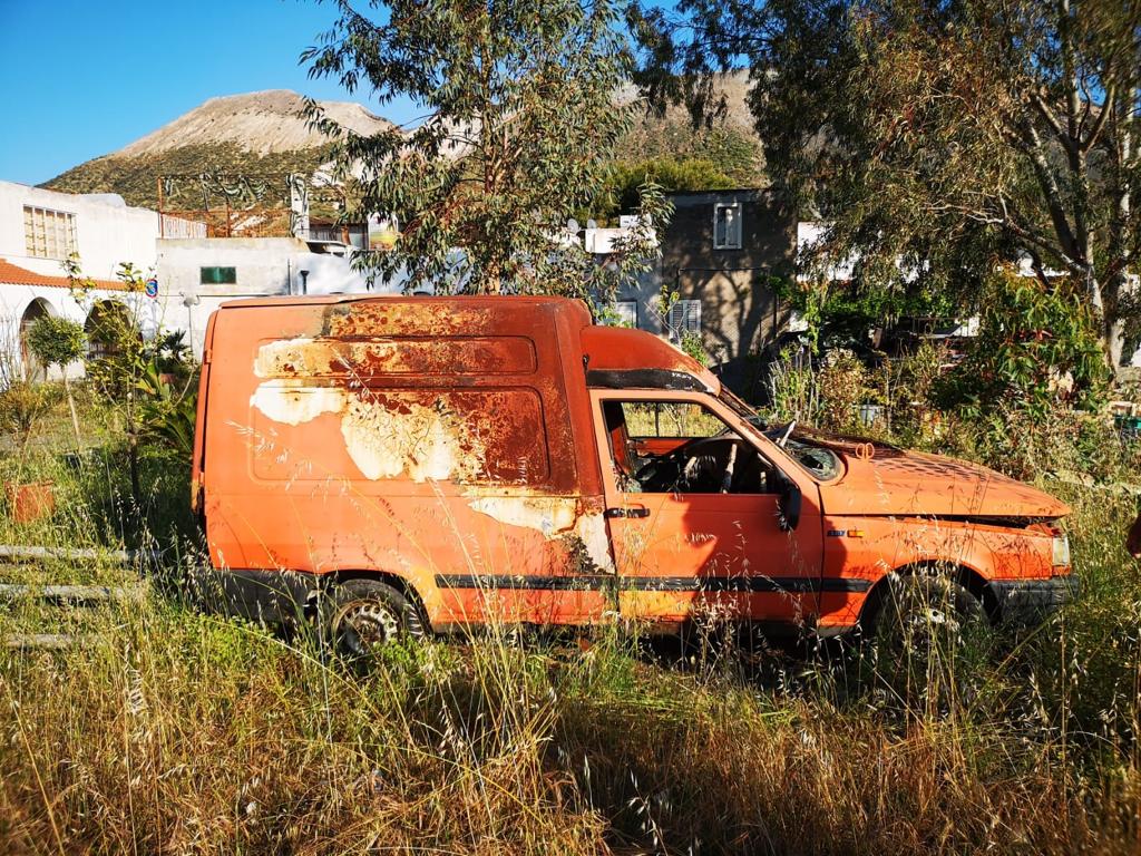 Carcasse d'auto abbandonate a Vulcano (2)