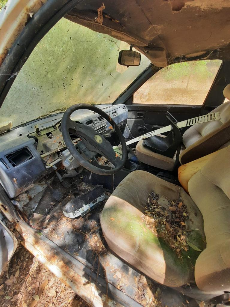 Carcasse d'auto abbandonate a Vulcano (2)