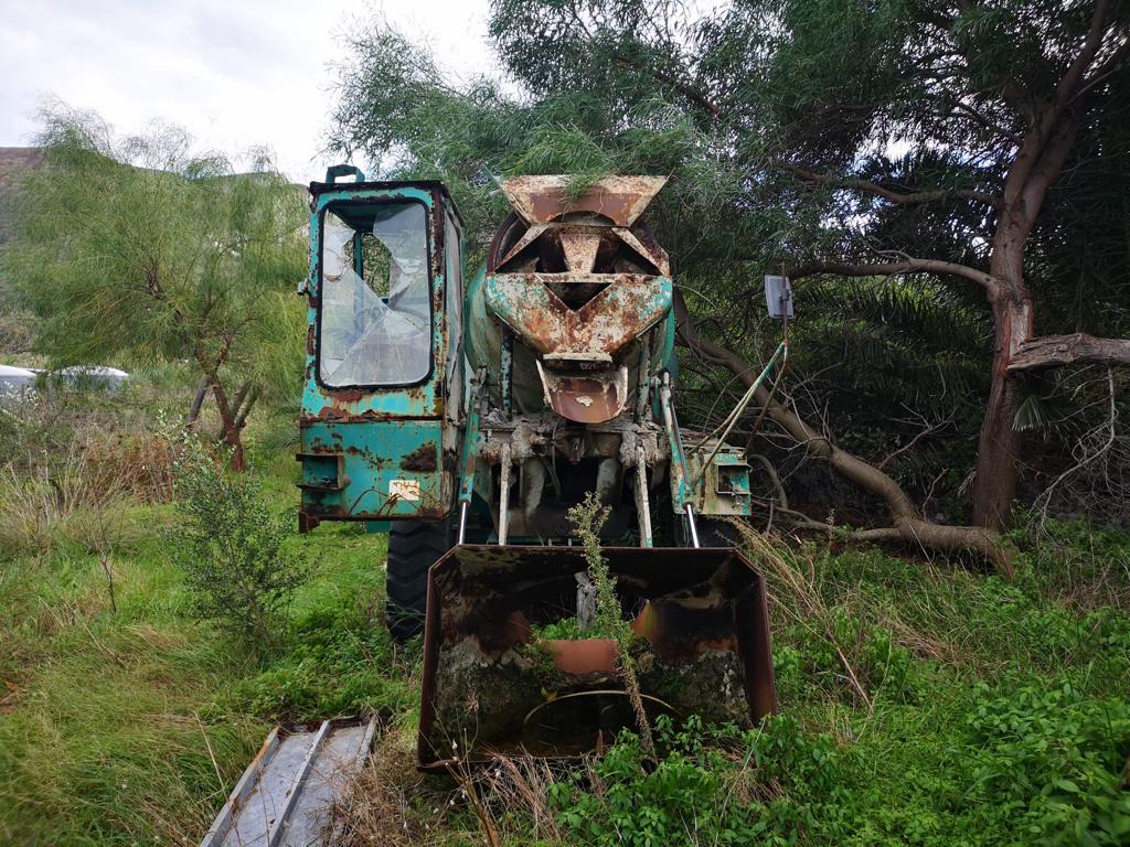 Carcasse d'auto abbandonate a Vulcano (2)