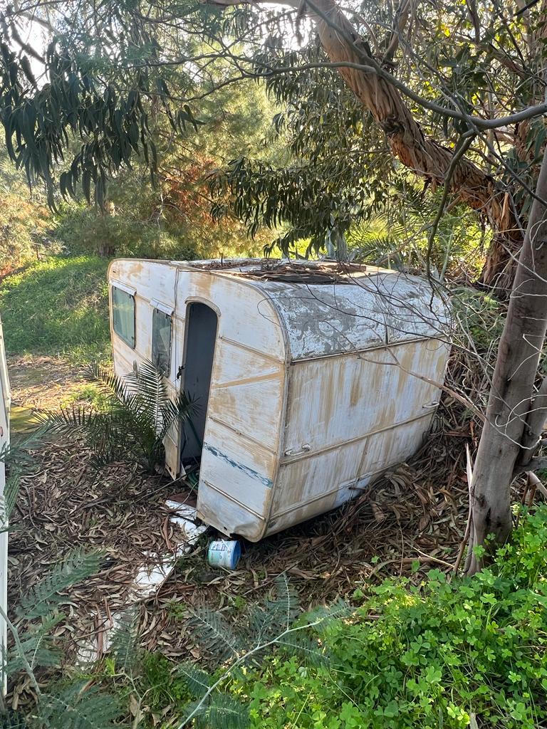 Carcasse d'auto abbandonate a Vulcano (2)