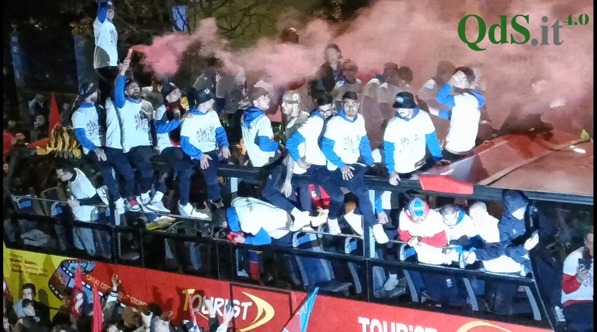 Catania in Serie C, la festa sul lungomare: squadra sul pullman scoperto – VIDEO