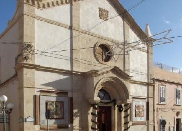 Follia in chiesa, appiccato incendio su altarino: si cercano i responsabili