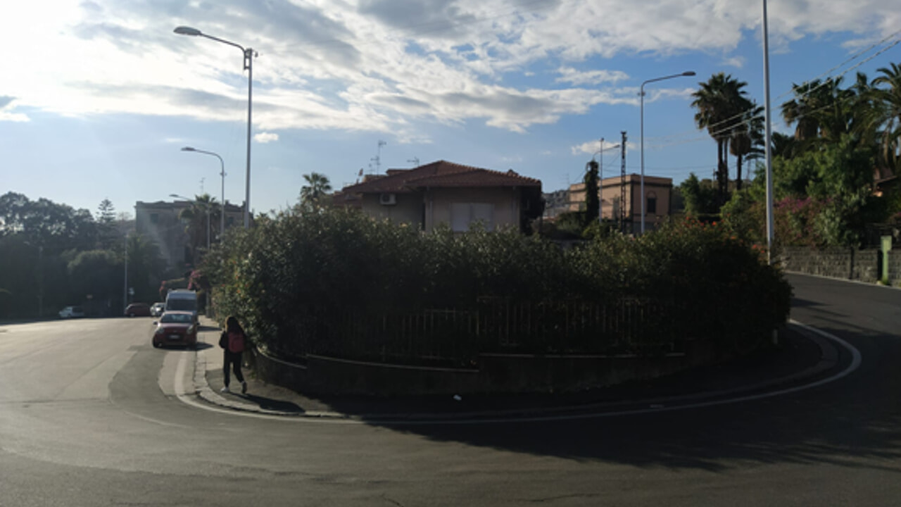 Catania, auto si ribalta in via Del Bosco: ennesimo incidente, comitato lancia l’allarme