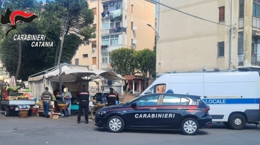 Dai venditori abusivi a chi guida senza patente, a Librino è caos: scattano le sanzioni