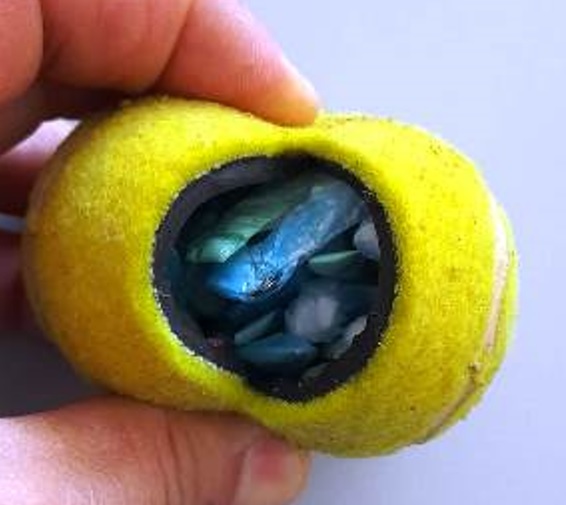 Droga nascosta nella pallina da Padel, sequestrati crack e cocaina