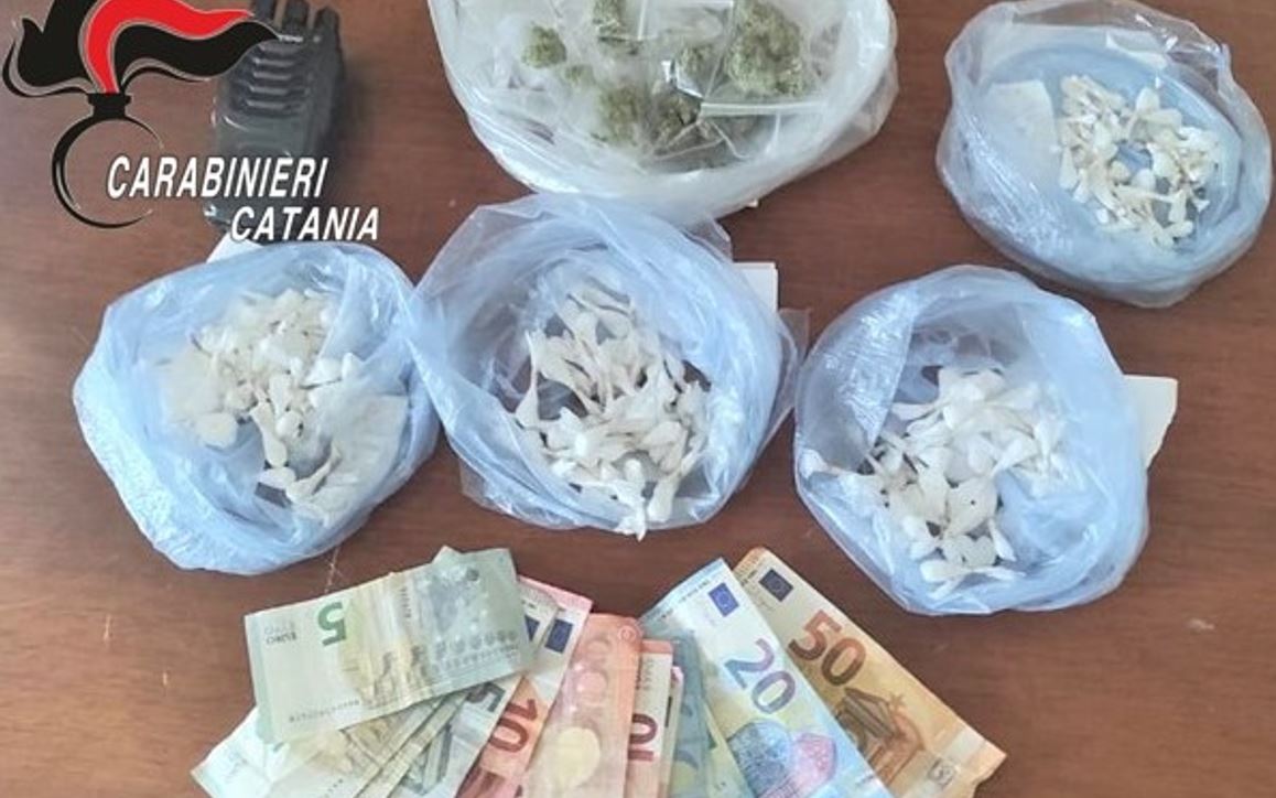 Pusher “timido”, prima tenta la fuga poi consegna il “kit dello spacciatore” ai carabinieri