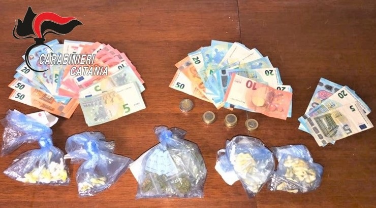 “Venite, qua c’è la droga”, così vendevano lo stupefacente agli automobilisti: in 4 in manette