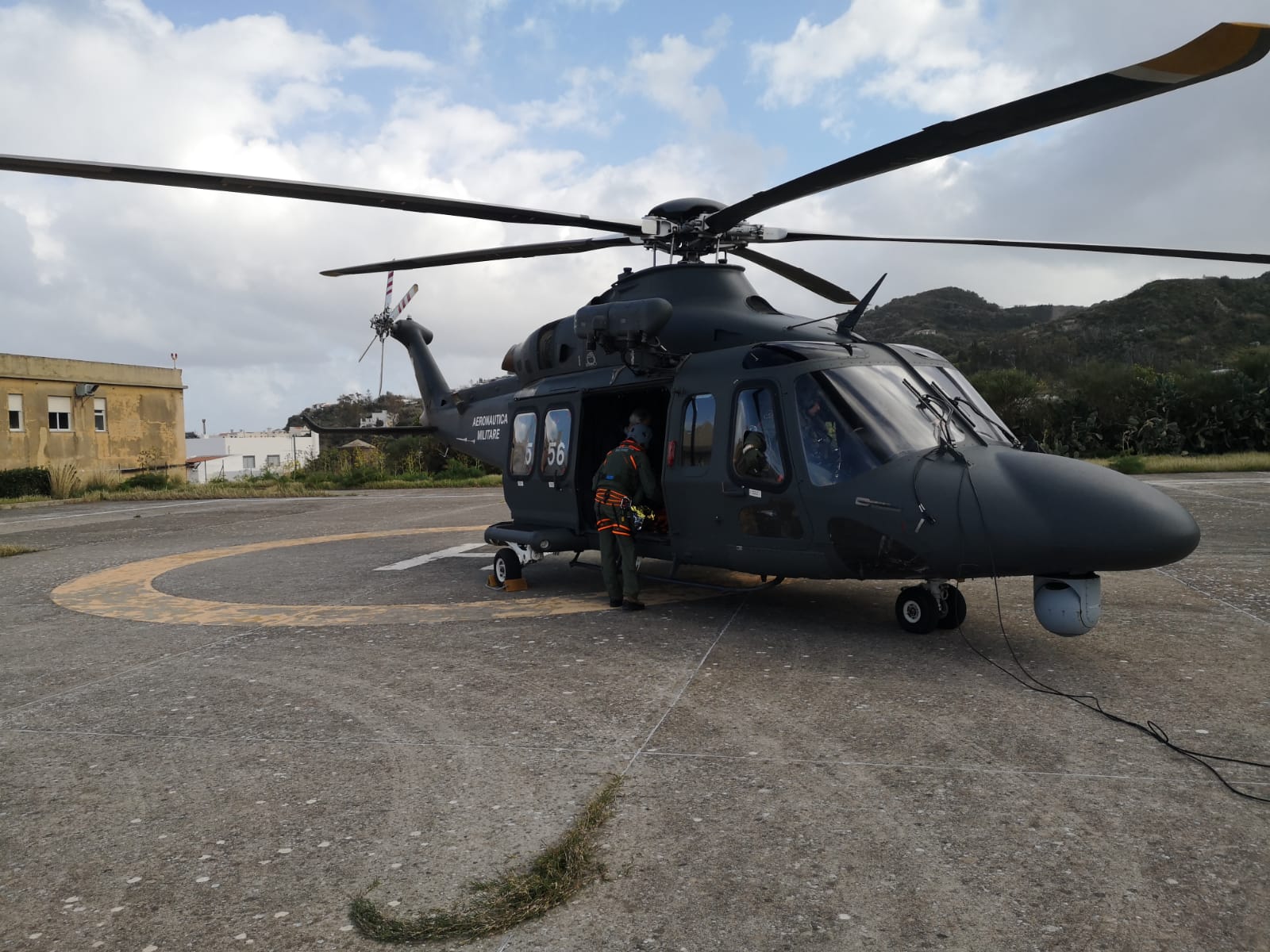 Lipari, elicottero Aeronautica soccorre donna colpita da infarto
