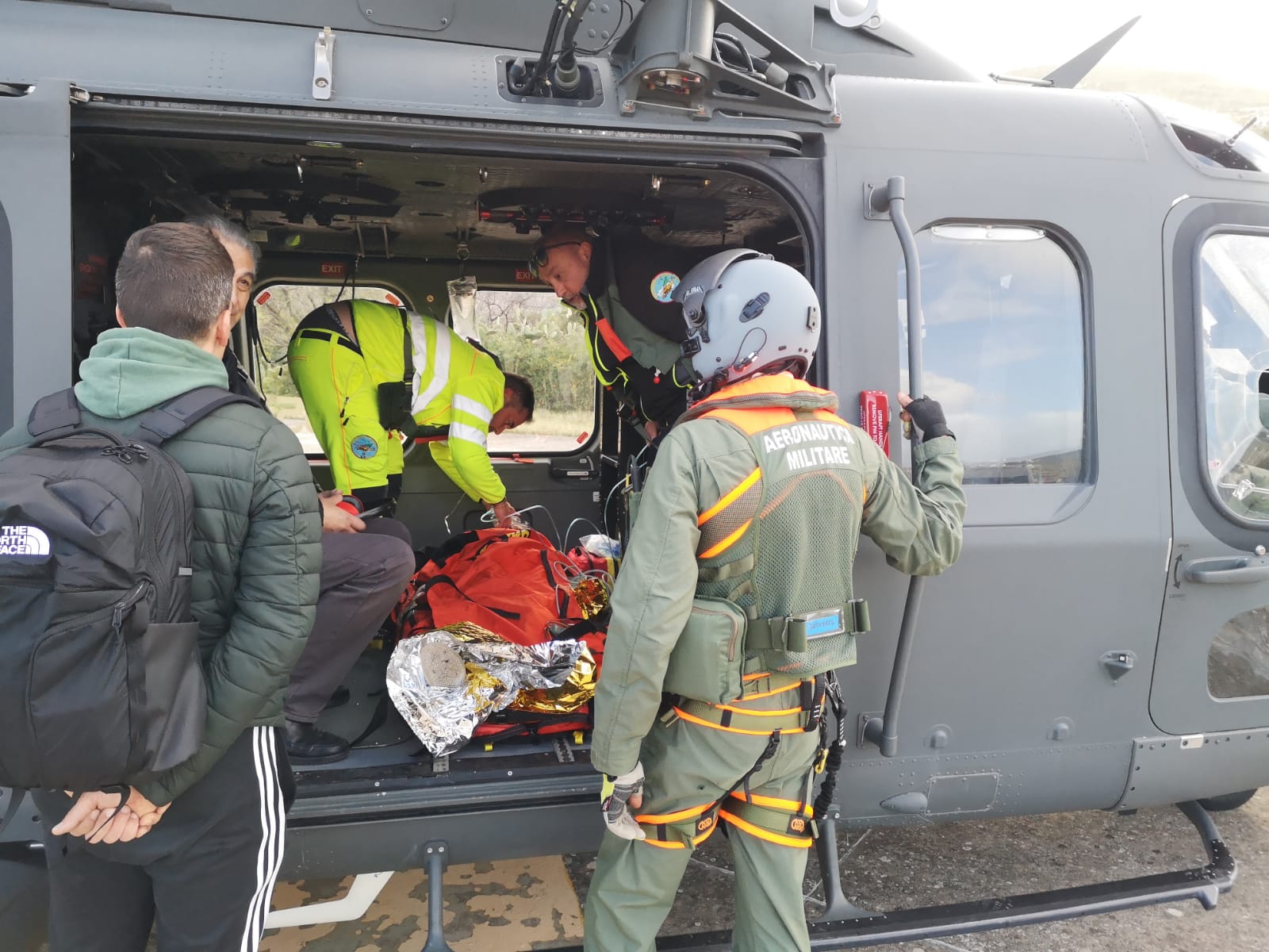 Lipari, elicottero Aeronautica soccorre donna colpita da infarto