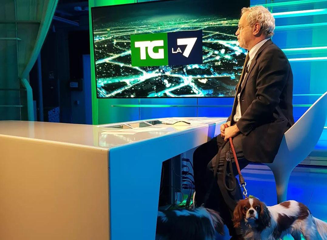 Enrico Mentana conduce il tg in compagnia: i cani “Nina” e “Bice” affiancano il giornalista