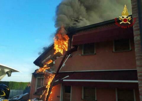 Villetta esplode mentre lei sta preparando la colazione: morta mamma, feriti marito e figli