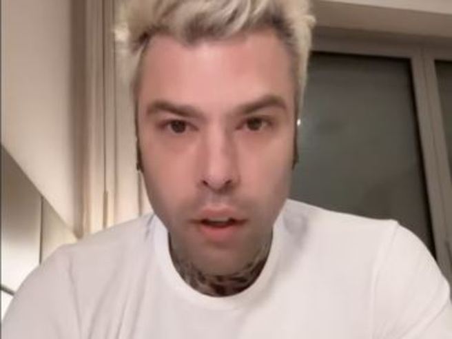 Tv, Fedez ricoverato: “Non scalpita, spera”