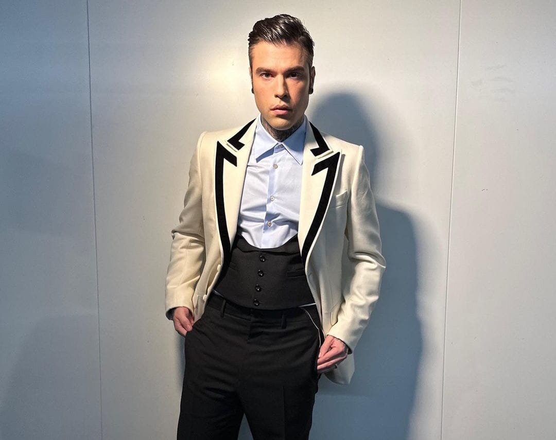 Fedez segnala parcheggiatore abusivo alla polizia: denunciato e sanzionato