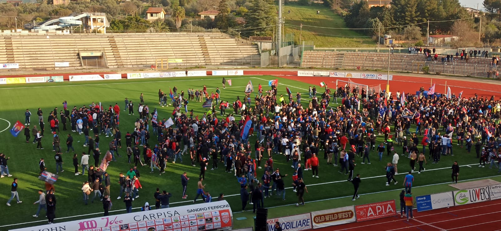 Catania, 1000 euro di multa per l’invasione di campo durante la festa promozione