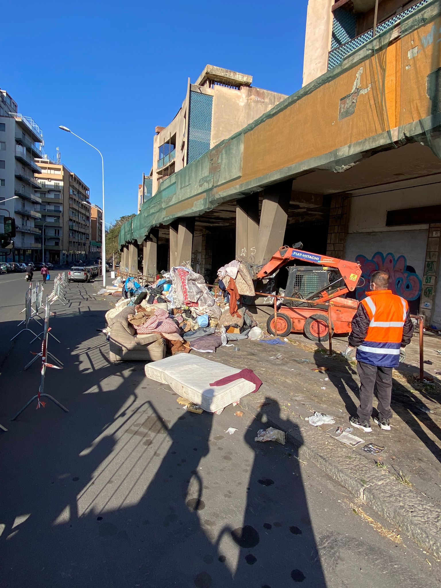 Catania, bonificata la “discarica” sotto i portici di Via Bernini