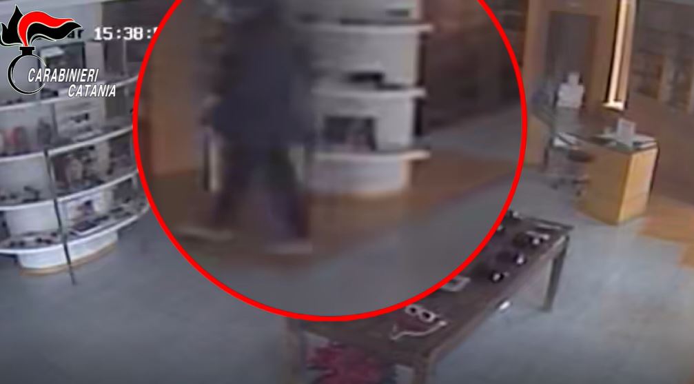 Rubati “preziosi” occhiali da sole, 45enne “beccato” grazie alle telecamere – VIDEO