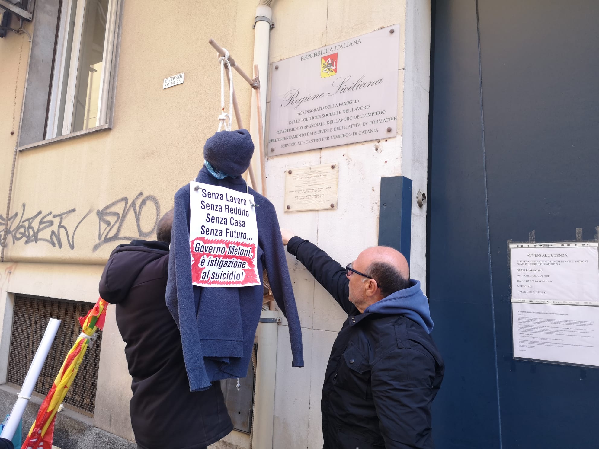 Reddito di cittadinanza, una forca per protestare contro il governo: “Ora che fine faremo?”