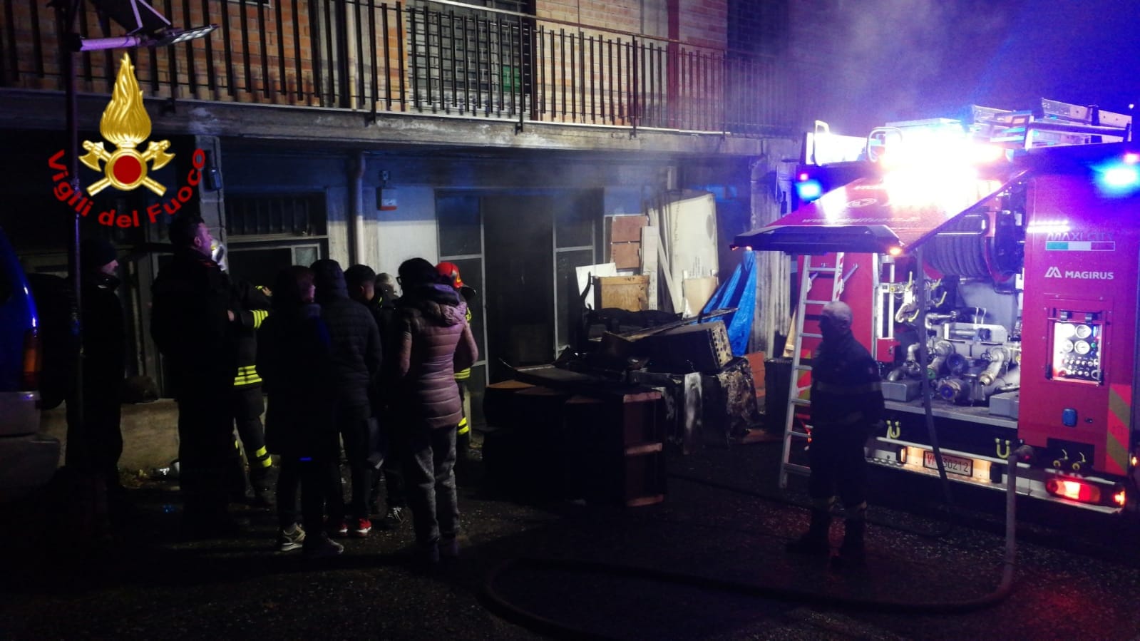 Randazzo, scoppia incendio in un mobilificio: le immagini